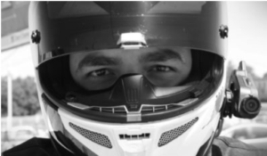 image d'un motard revêtant son casque