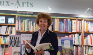 Portrait d'Hélène des Ligneries qui est la directrice de la librairie la Machine à lire 