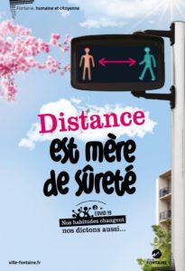 Affiche avec slogan : distance est mère de sûreté