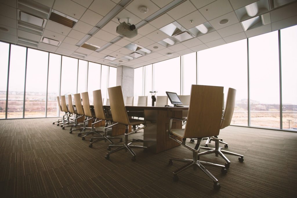 photographie d'un bureau d'entreprise, les chaises sont toutes vides pour représeter l'absence des salariés 